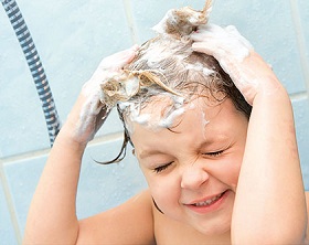 Дети могут периодически использовать шампунь от вшей